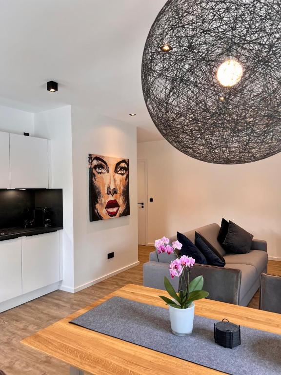 特拉本特拉巴赫"Auslese 54" -Direkt am Moselufer- Gästezimmer & Ferienwohnung的客厅里有一张沙发和一张桌子。