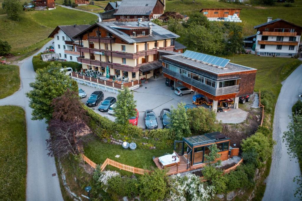 - une vue aérienne sur une grande maison avec une cour dans l'établissement Hotel Dunza, à Bürserberg