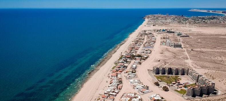 una vista aérea de la playa y del océano en Beautiful Condo La Joya - Near Beach with Views en Puerto Peñasco