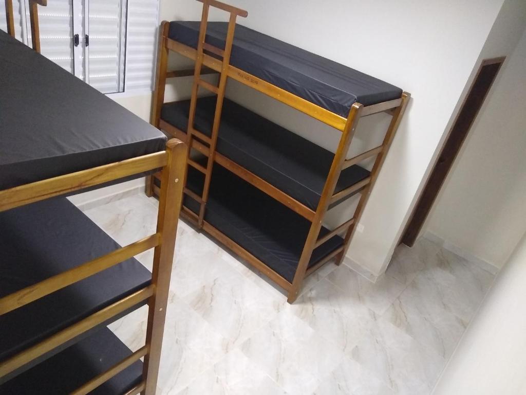 ein paar Etagenbetten in einem Zimmer in der Unterkunft A Casa Linda Com Piscina Aquecida churrasqueira wifi pertinho da praia em Itanhaém in Itanhaém