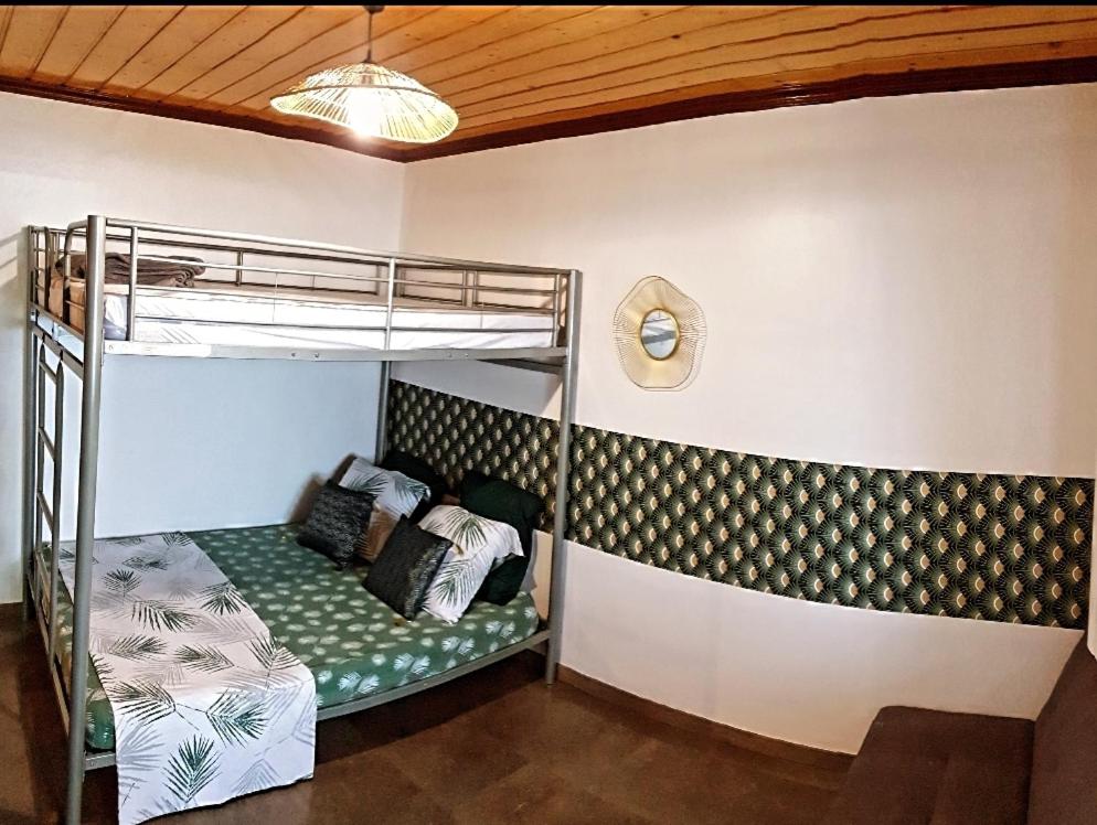 ein Etagenbett in einem Zimmer mit einem Etagenbett in der Unterkunft lilie97418 in La Plaine des Cafres