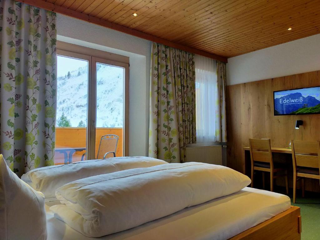 Postel nebo postele na pokoji v ubytování Pension Edelweiss