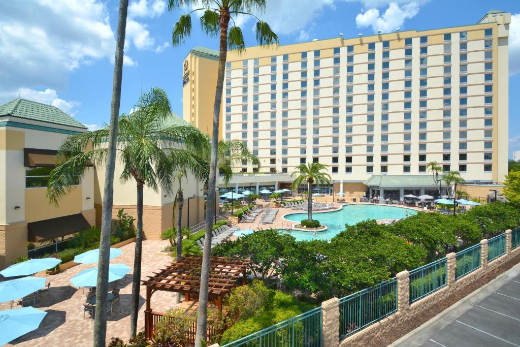 uma vista para o hotel a partir da varanda do resort em Rosen Plaza Hotel Orlando Convention Center em Orlando