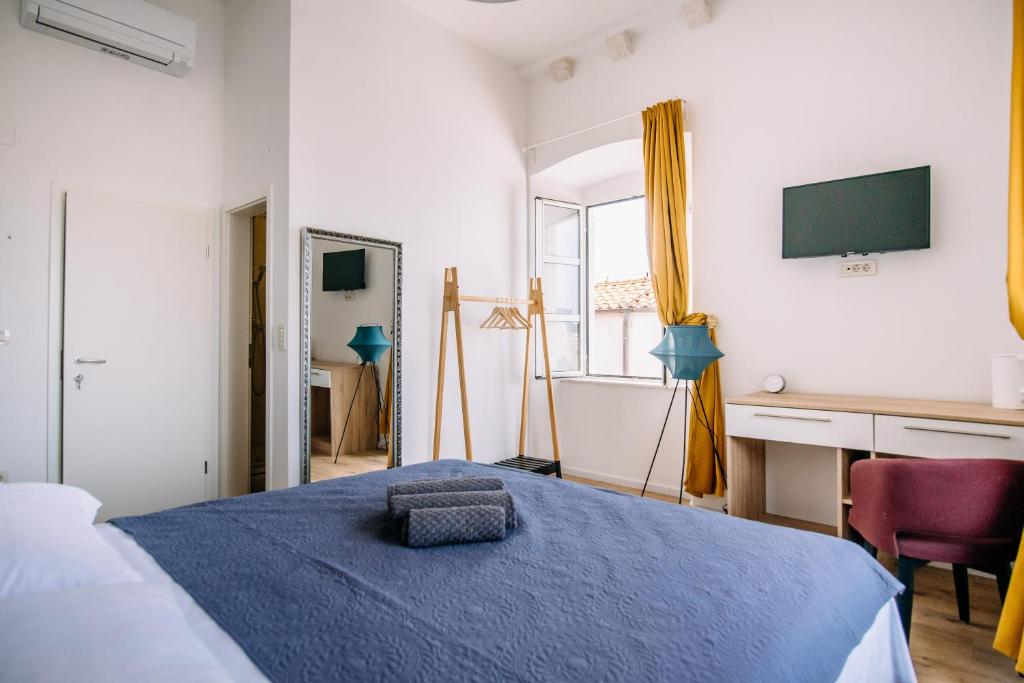 Posteľ alebo postele v izbe v ubytovaní ART DECO DUBROVNIK ROOMS by DuHomes