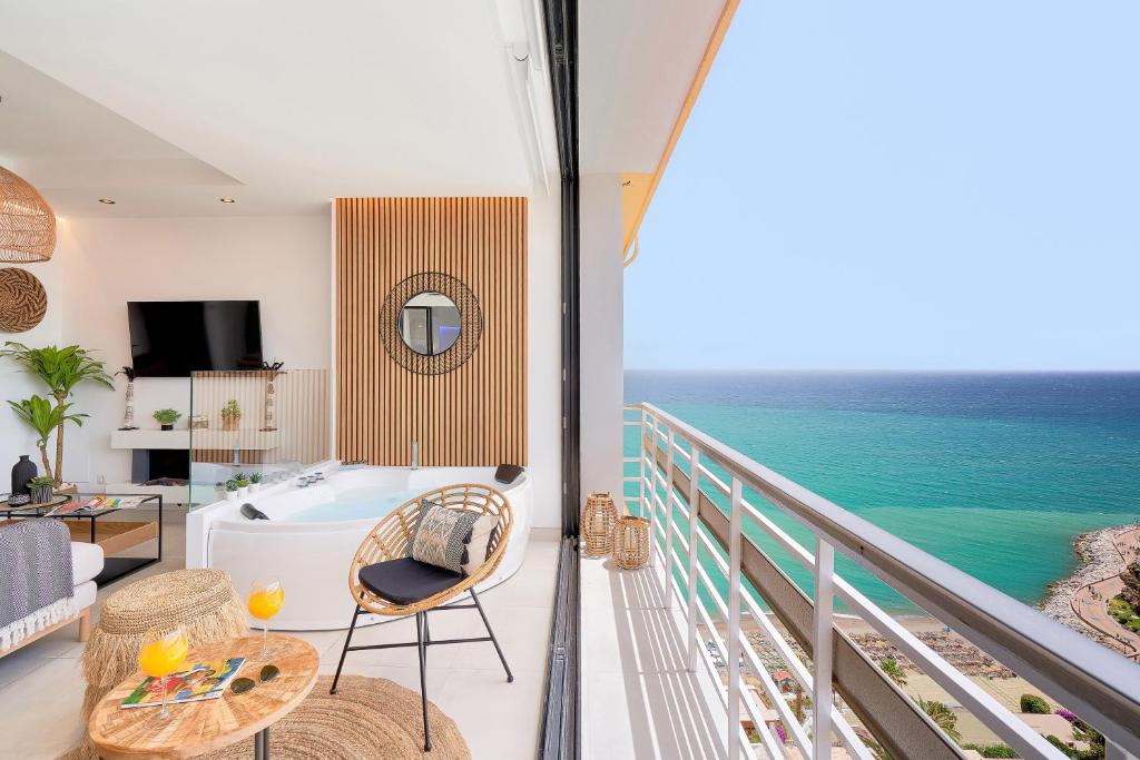 PURA VIDA Luxury apartment with jacuzzi في توريمولينوس: شرفة مطلة على المحيط
