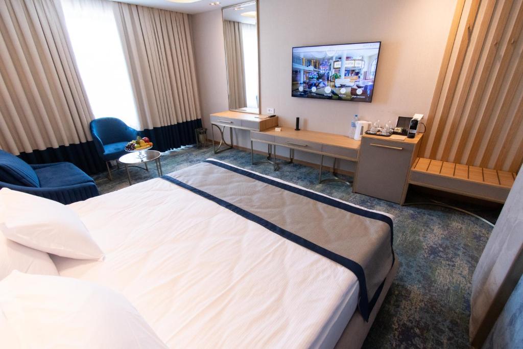 Deluxe Double or Twin Room with Sea View - Free Beach Access