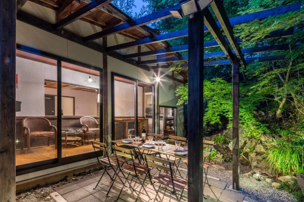 een patio met een tafel en stoelen erop bij 森の宿り 那須別邸まるやま in Nasu