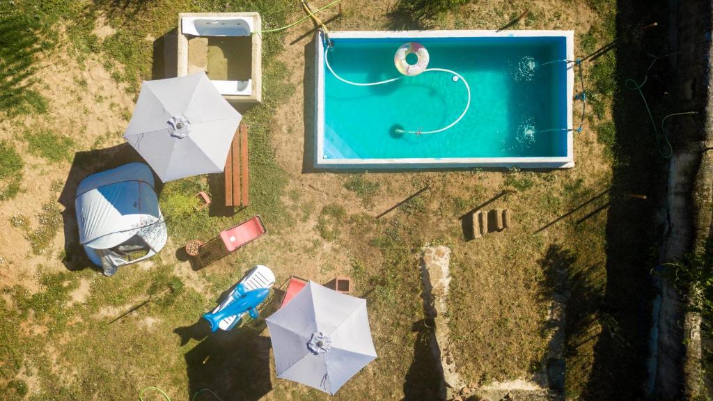 an overhead view of a swimming pool with umbrellas at Casa rural Arribes Vida in Vitigudino
