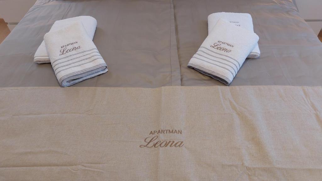Łóżko lub łóżka w pokoju w obiekcie Apartment Leona, Opatija