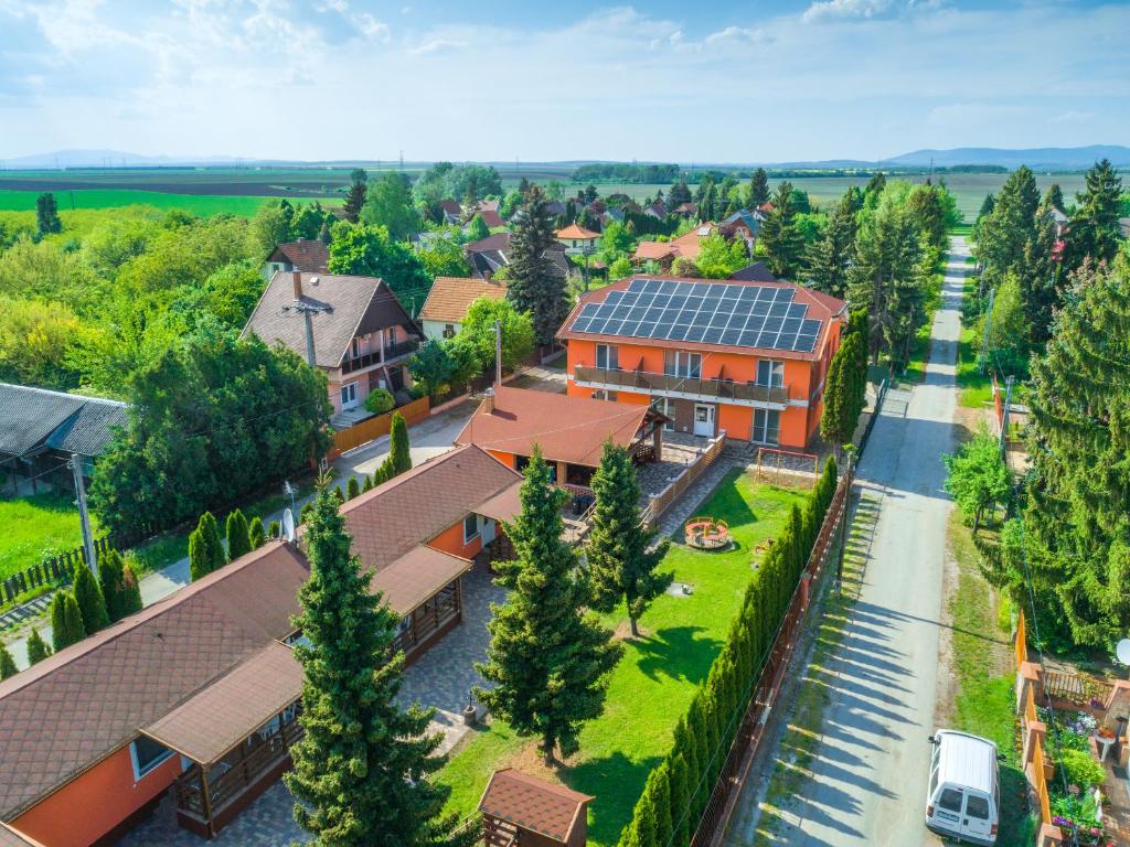 einen Blick über ein Haus mit Solardach in der Unterkunft Boglárka Apartmanház in Mezőkövesd
