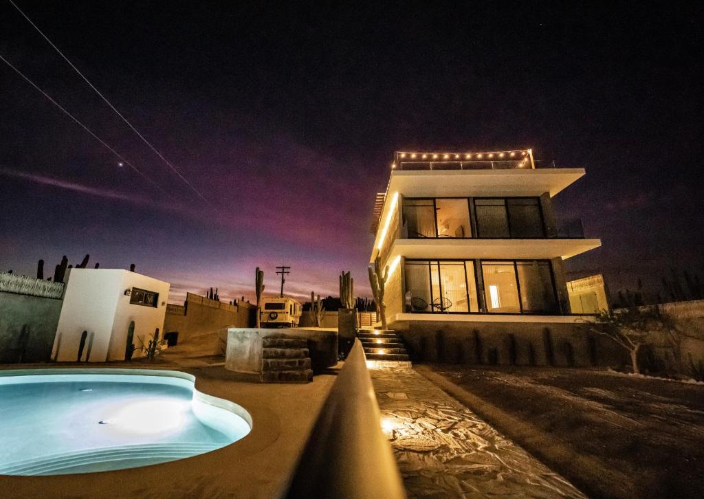una casa con piscina frente a un edificio en Baja and Kite, en La Ventana
