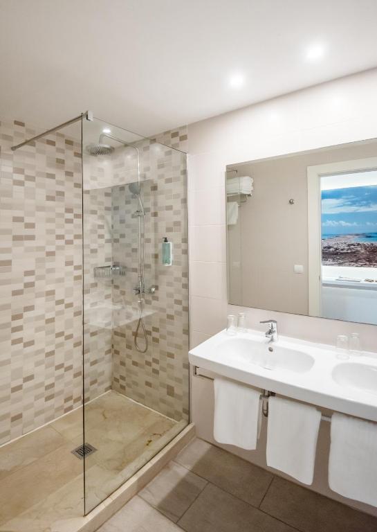 un bagno con lavandino e doccia di Hostal Es Pi - Emar Hotels a Playa Migjorn