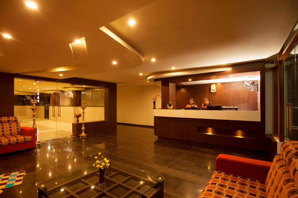 un vestíbulo con un bar con dos personas en Temple Stays - Friendliness & Cleanliness Room, en Kumbakonam