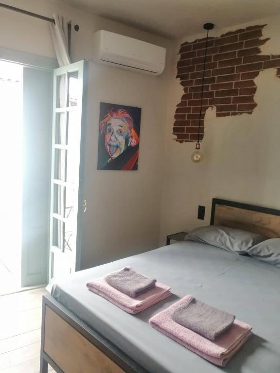 Postel nebo postele na pokoji v ubytování Grecos ART SKIATHOS