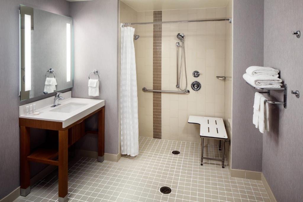 Hyatt Place Nashville Downtown - 带有两个大号床，沙发床和无障碍浴缸的皇后室