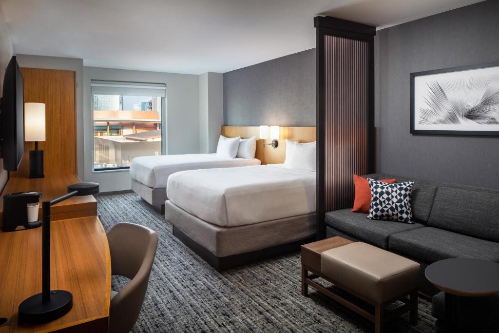 Hyatt Place Nashville Downtown - 皇后区有两张大号床和沙发床 - 高地板