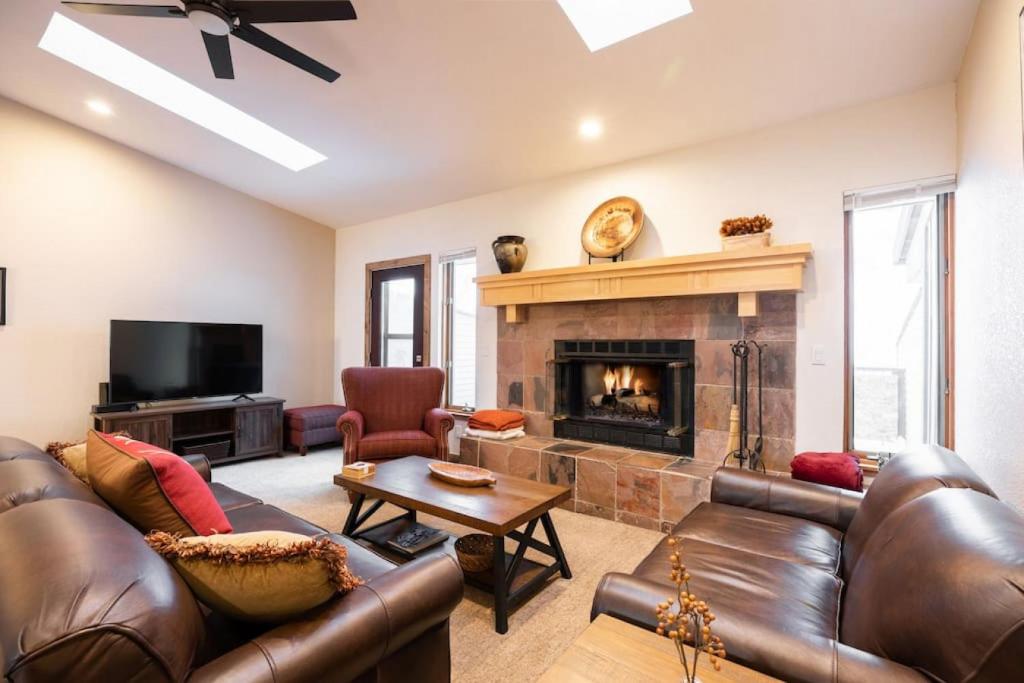 uma sala de estar com mobiliário de couro e uma lareira em Perfect 3BD Mountain Getaway em Vail