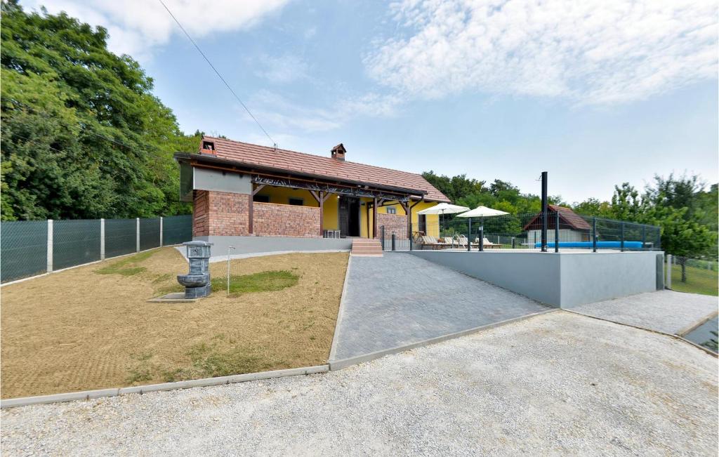 budynek z skate park przed nim w obiekcie Beautiful Home In Cestica w mieście Cestica