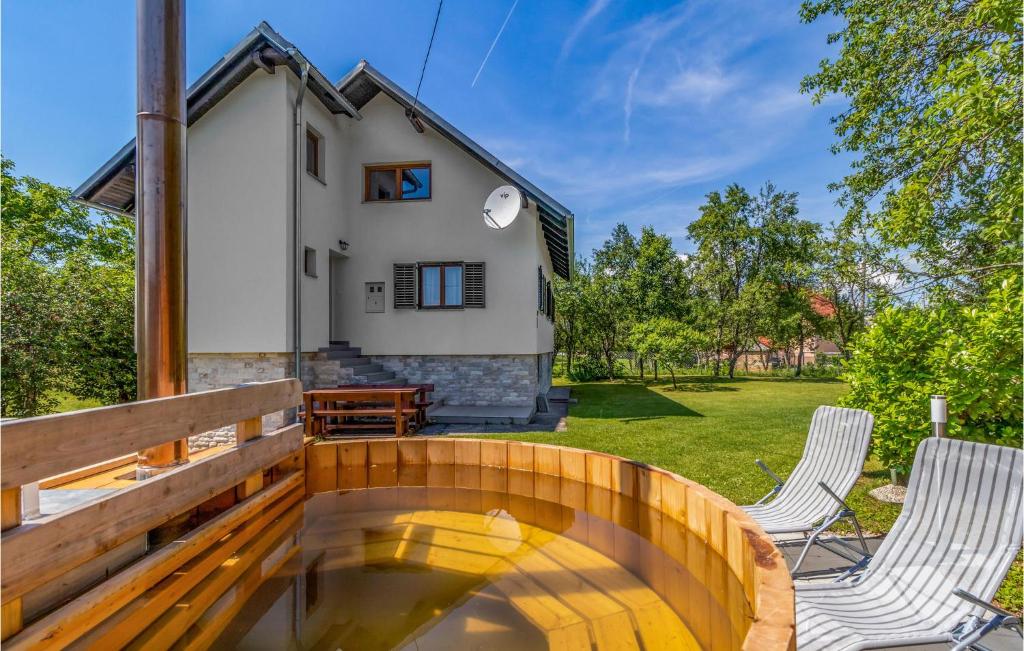 eine Terrasse mit 2 Stühlen und ein Haus in der Unterkunft Stunning Home In Rakovicko Seliste With Kitchen in Selište