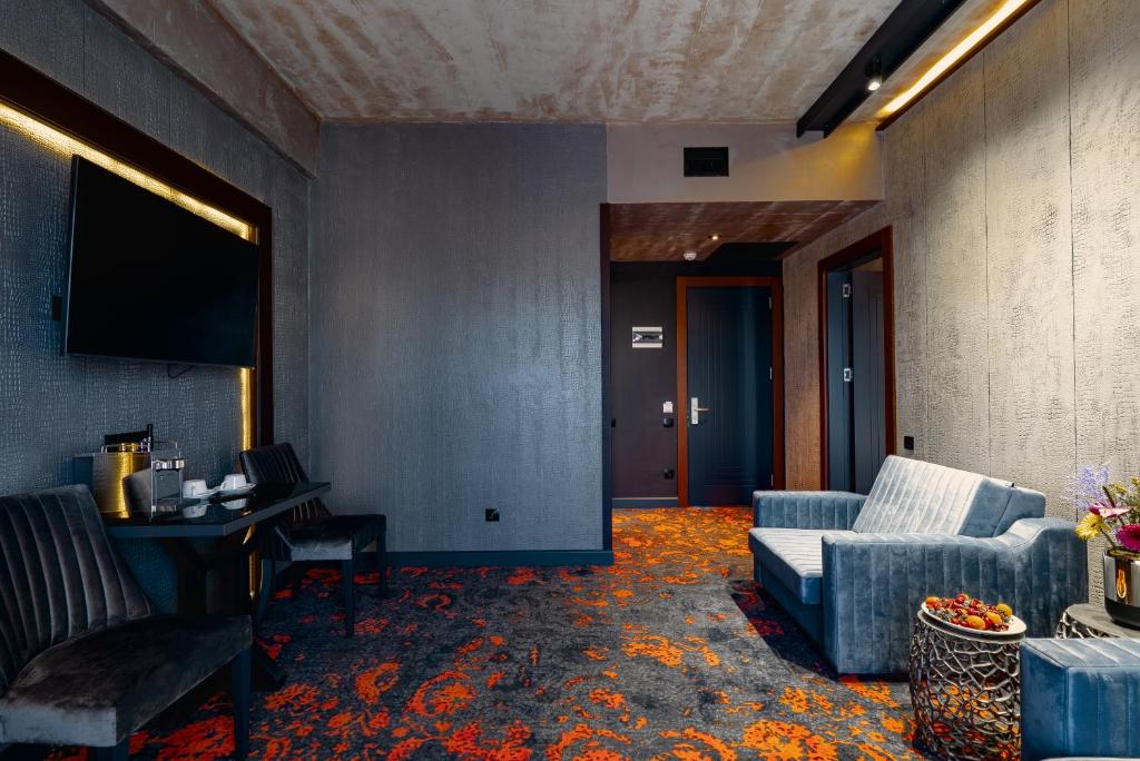 TV a/nebo společenská místnost v ubytování Tapis Rouge Design Boutique Hotel