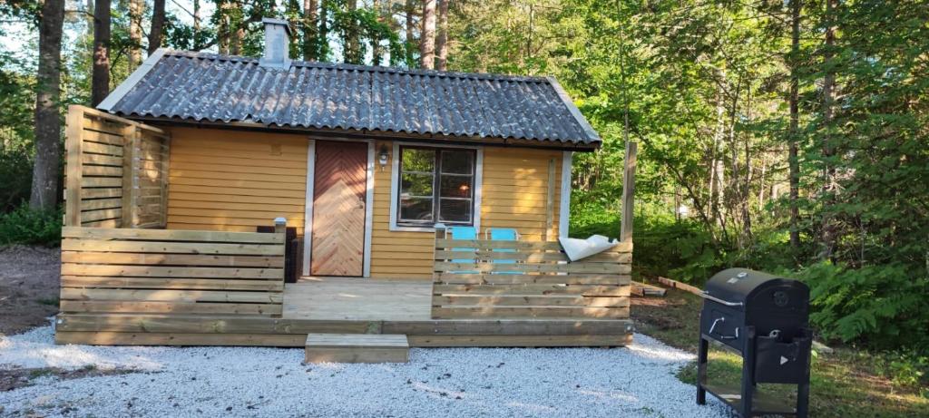 una piccola cabina in legno in mezzo a una foresta di Mysig stuga med närhet till stränder och nöjen a Visby