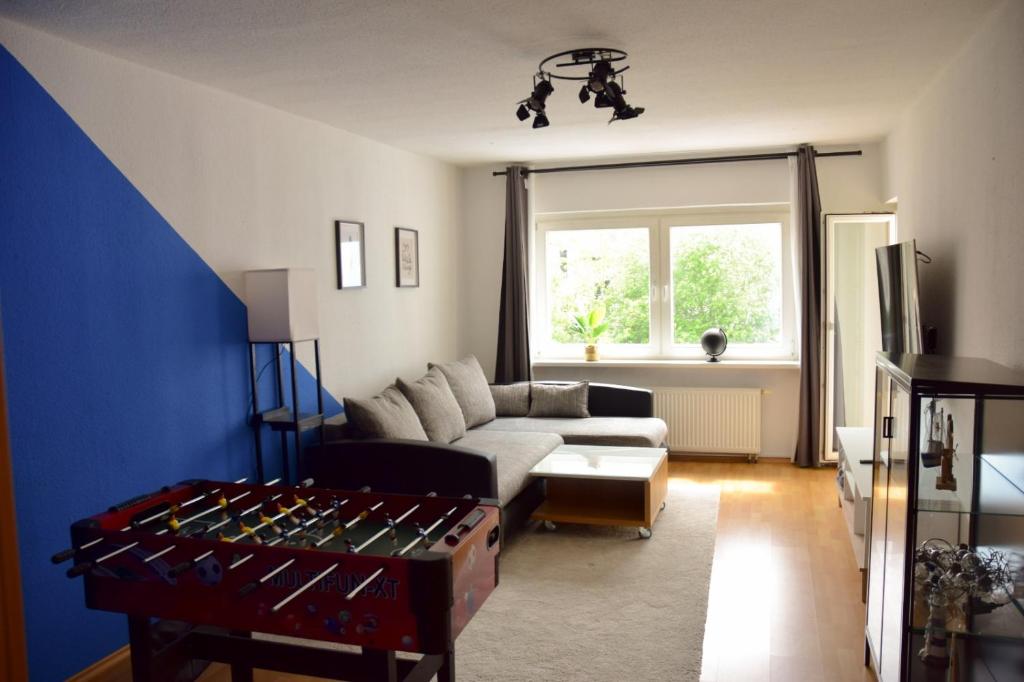 ein Wohnzimmer mit einem Sofa und einem Fenster in der Unterkunft Haus mit 3 Apartments im Zentrum von Rostock in Rostock