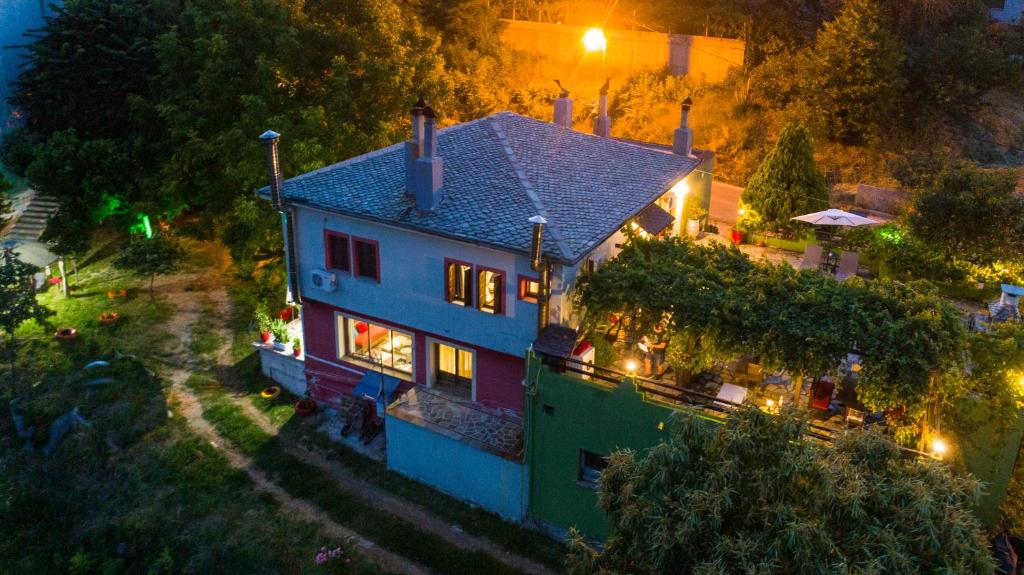 uma vista geral de uma casa à noite em Stefania's Houses em Zagora