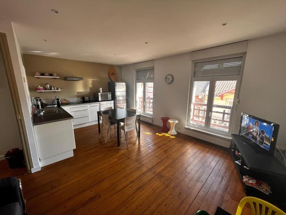 Il comprend un salon avec une cuisine et une table à manger. dans l'établissement Le Touquet Paris Plage - Le Vent des Anges ., à Le Touquet-Paris-Plage