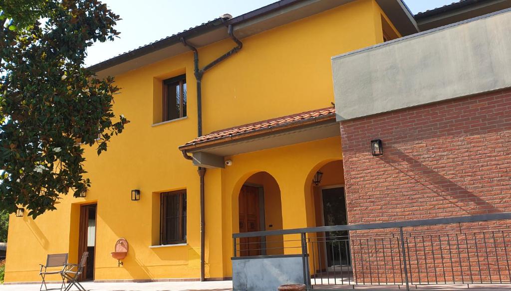une maison jaune avec une brique rouge dans l'établissement Anima Franca Bed and breakfast, à Greve in Chianti
