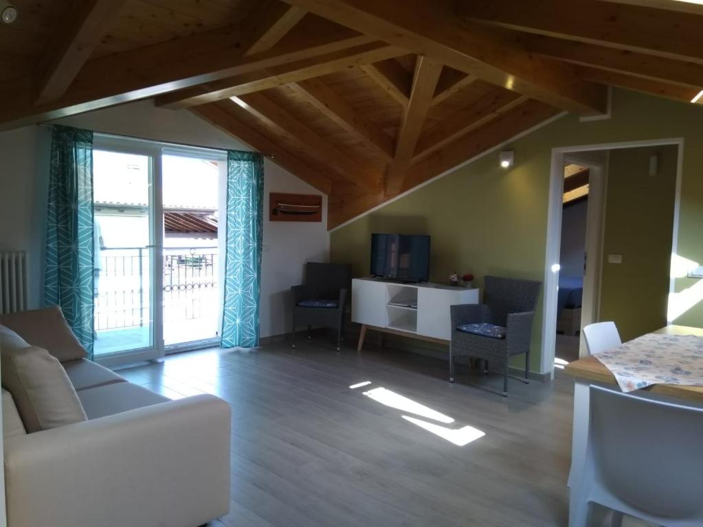 Telewizja i/lub zestaw kina domowego w obiekcie Dreaming Feriolo - mansarded apartment by Danilo Apartments