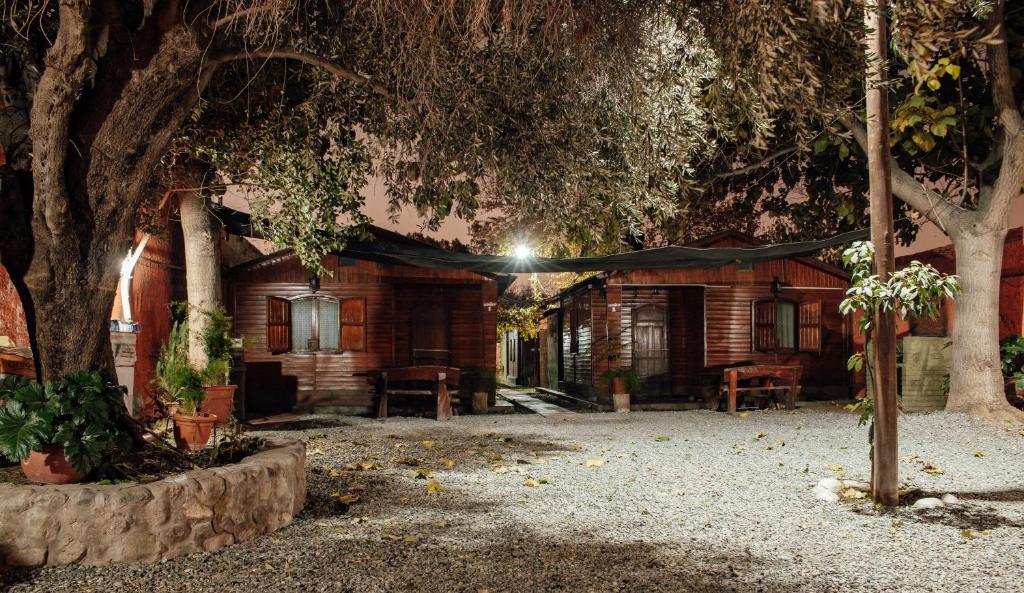 uma casa com uma tenda em frente em Cabañas y Hostal Las Marias em Cafayate