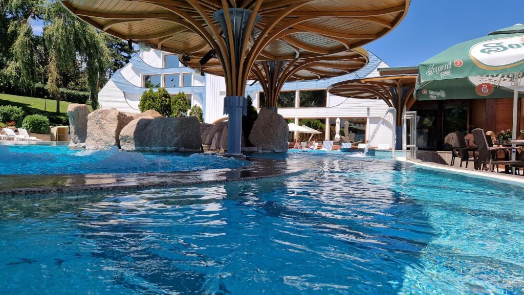 Bazén v ubytovaní Spa Residence Carbona 101, 307 Apartman alebo v jeho blízkosti