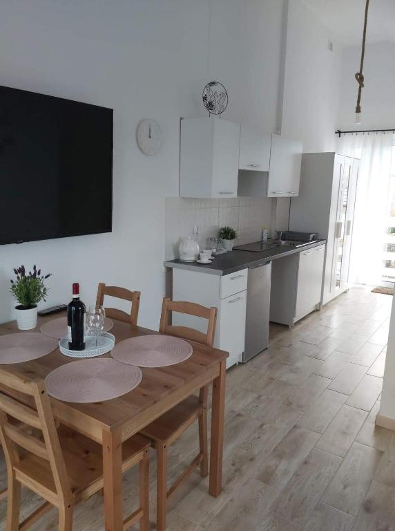 Kuchyňa alebo kuchynka v ubytovaní Nowe apartamenty Kuźnica Hel