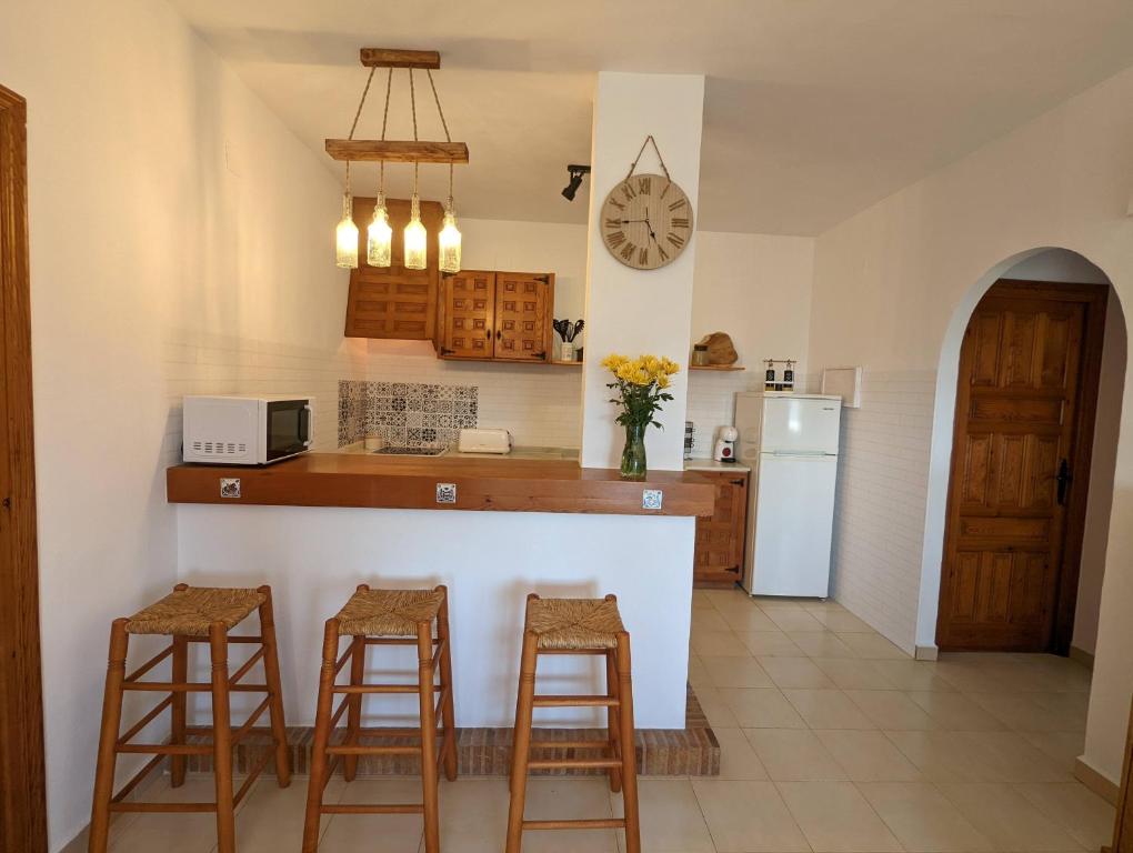 A kitchen or kitchenette at PRECIOSA CASA PARA 5 PERSONAS CERCA DE MORAIRA. RACÓ DE LLEVANT. LIVE IT COSTABLANCA