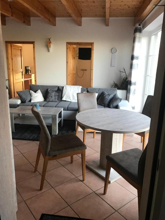 sala de estar con sofá y mesa en Ferienwohnung auf dem Land 2, en Wangerland