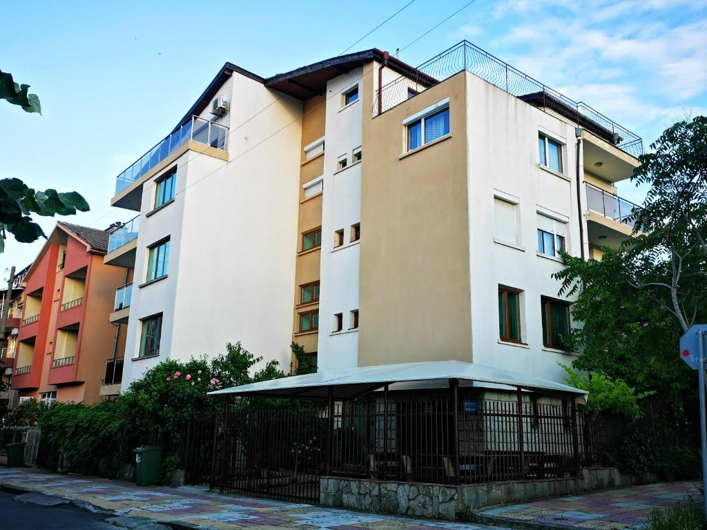 The building in which a vendégházakat is located