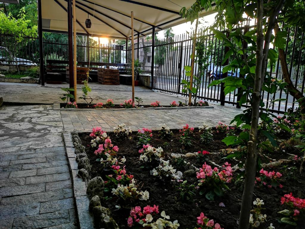 A garden outside Paunovi Guest House
