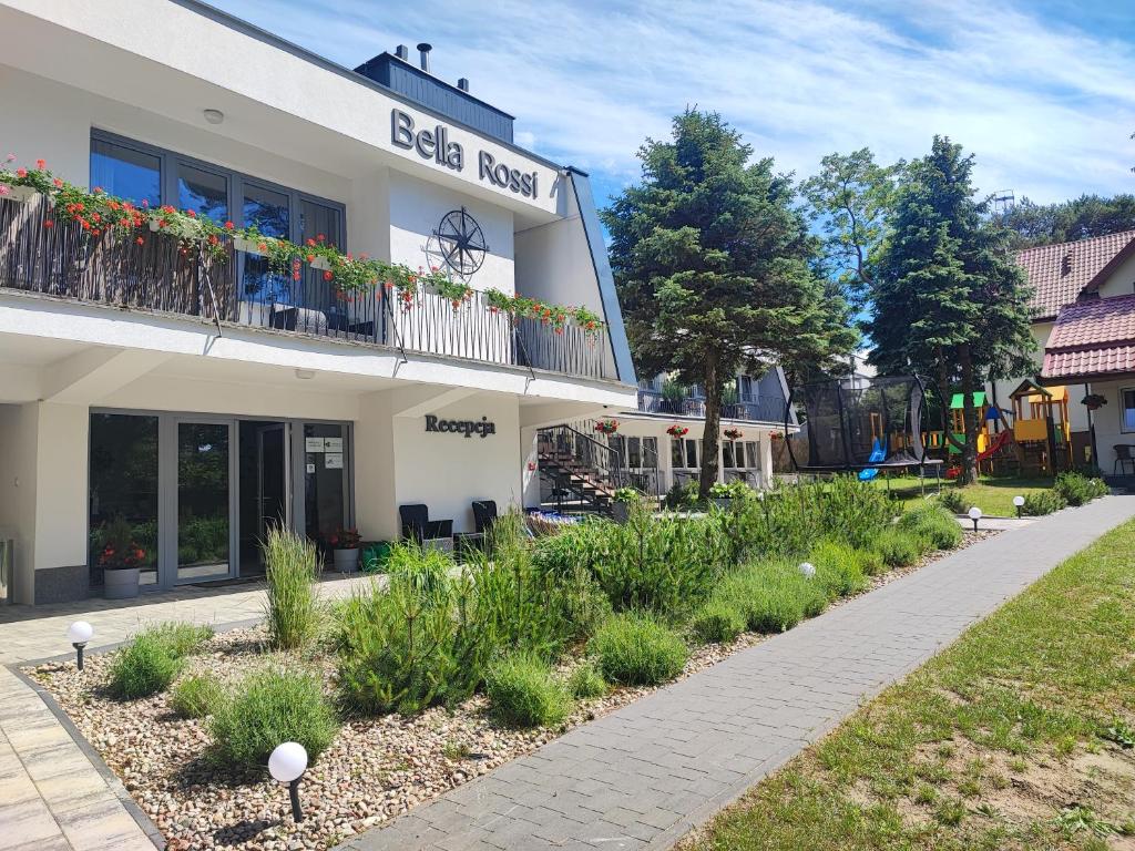 un edificio con un balcón con plantas. en Bella Rossi en Jastrzębia Góra