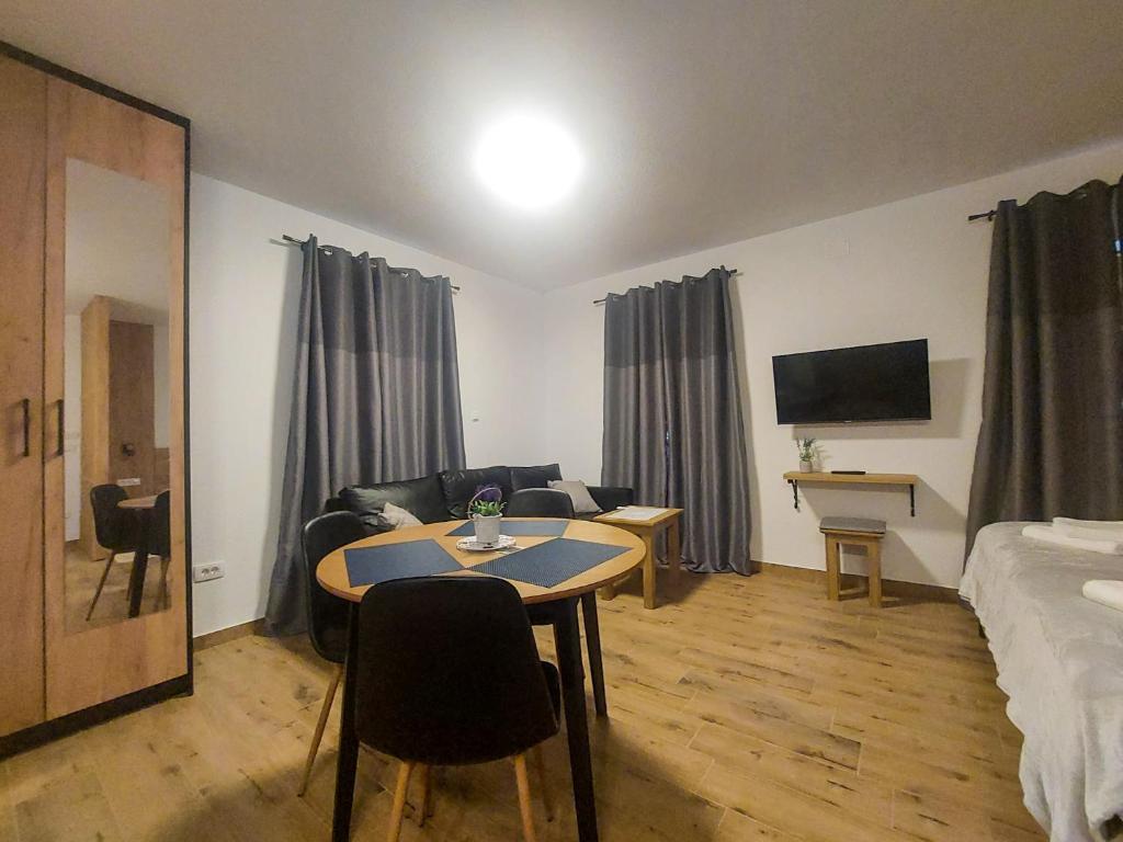 Televízia a/alebo spoločenská miestnosť v ubytovaní Plitvice Story