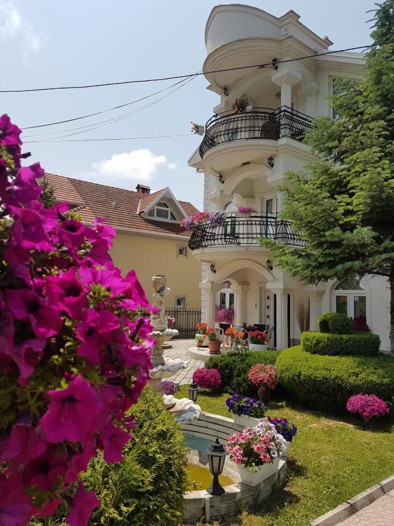 uma casa com flores em frente em Apartment Cace em Kumanovo