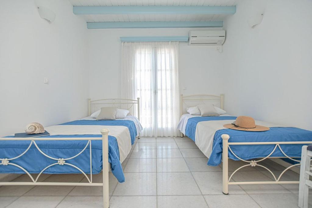Postel nebo postele na pokoji v ubytování Naxos Affinity Villas