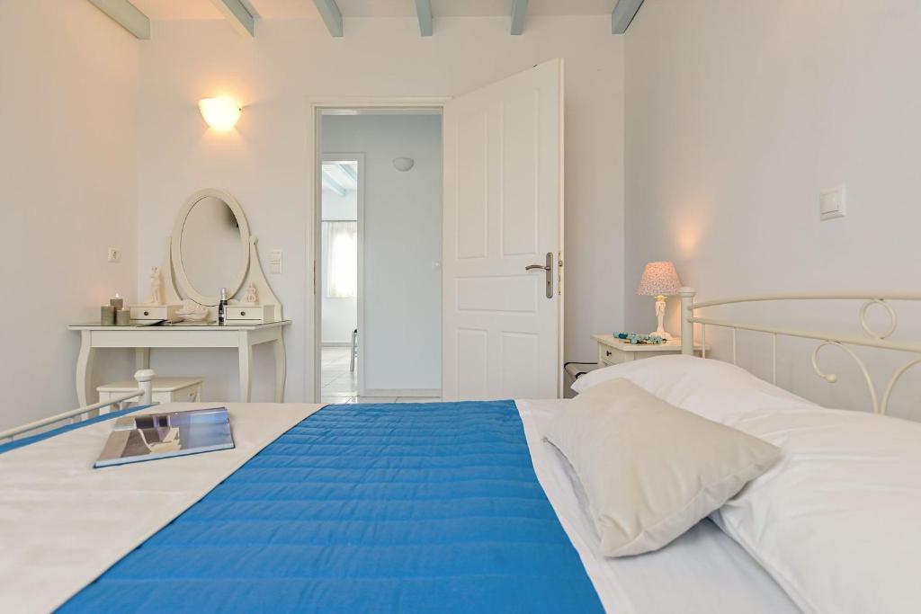 Postel nebo postele na pokoji v ubytování Naxos Affinity Villas