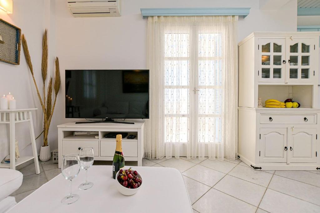 TV a/nebo společenská místnost v ubytování Naxos Affinity Villas