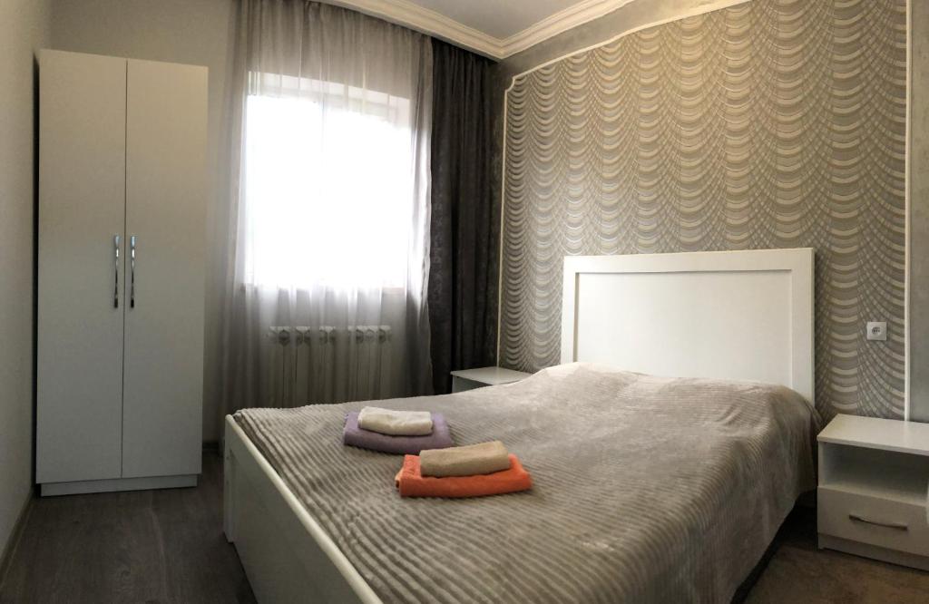 um quarto com uma cama com duas toalhas em Edgars apart. Бесплатный трансфер в аэропорт. em Tsaghkadzor