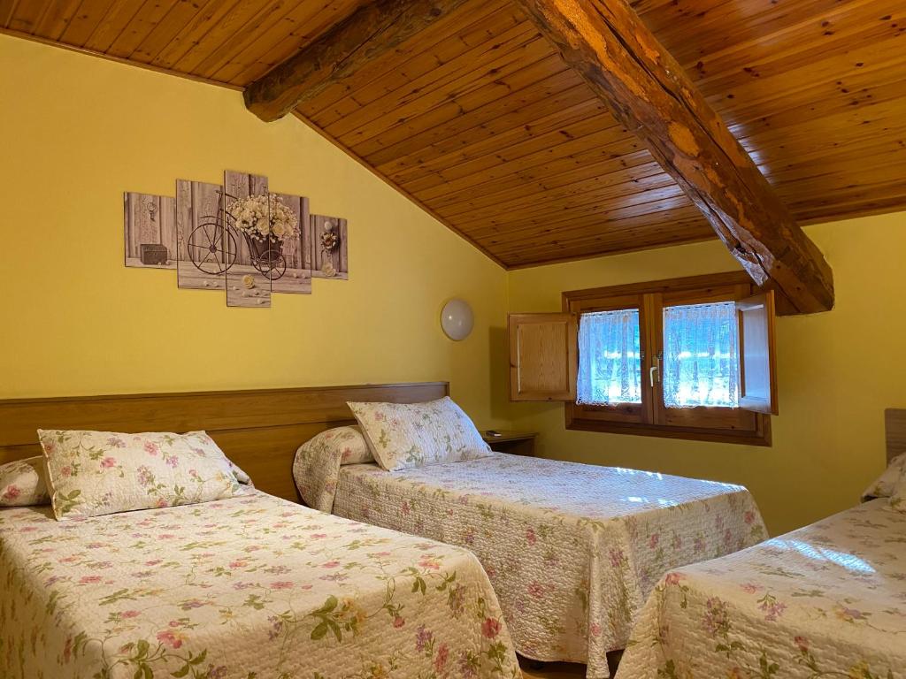 Postel nebo postele na pokoji v ubytování Hostal Can Josep