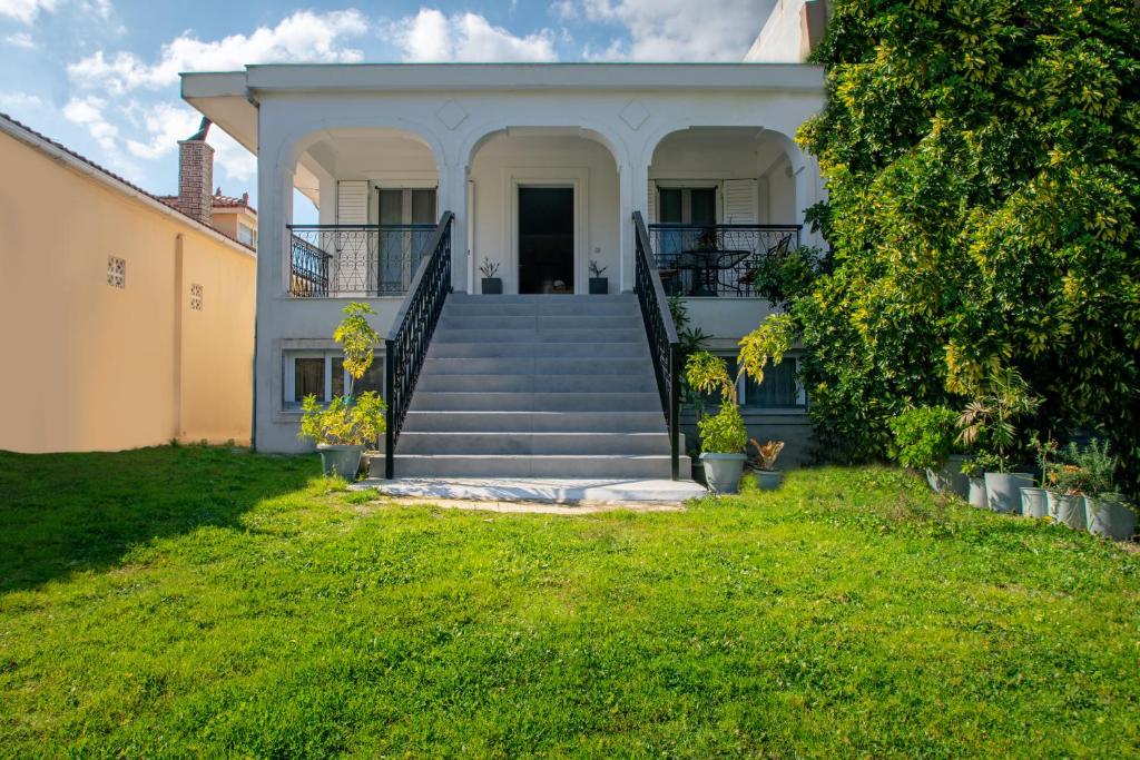 dom ze schodami na dziedzińcu w obiekcie Dimitrios Apartment w mieście Áyios Dhimítrios