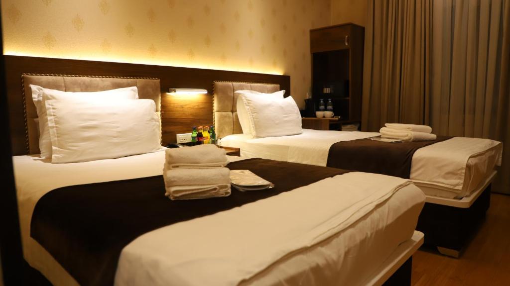 Tempat tidur dalam kamar di Grand Avenue Hotel