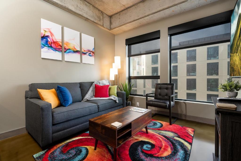 ein Wohnzimmer mit einem Sofa und einem Tisch in der Unterkunft Sable 44 - One Bedroom in Minneapolis