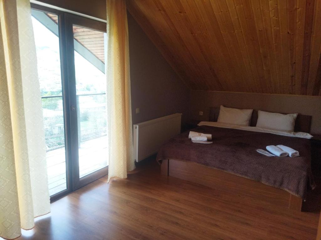 Postel nebo postele na pokoji v ubytování DISCOVER KAZBEGi HOTEL