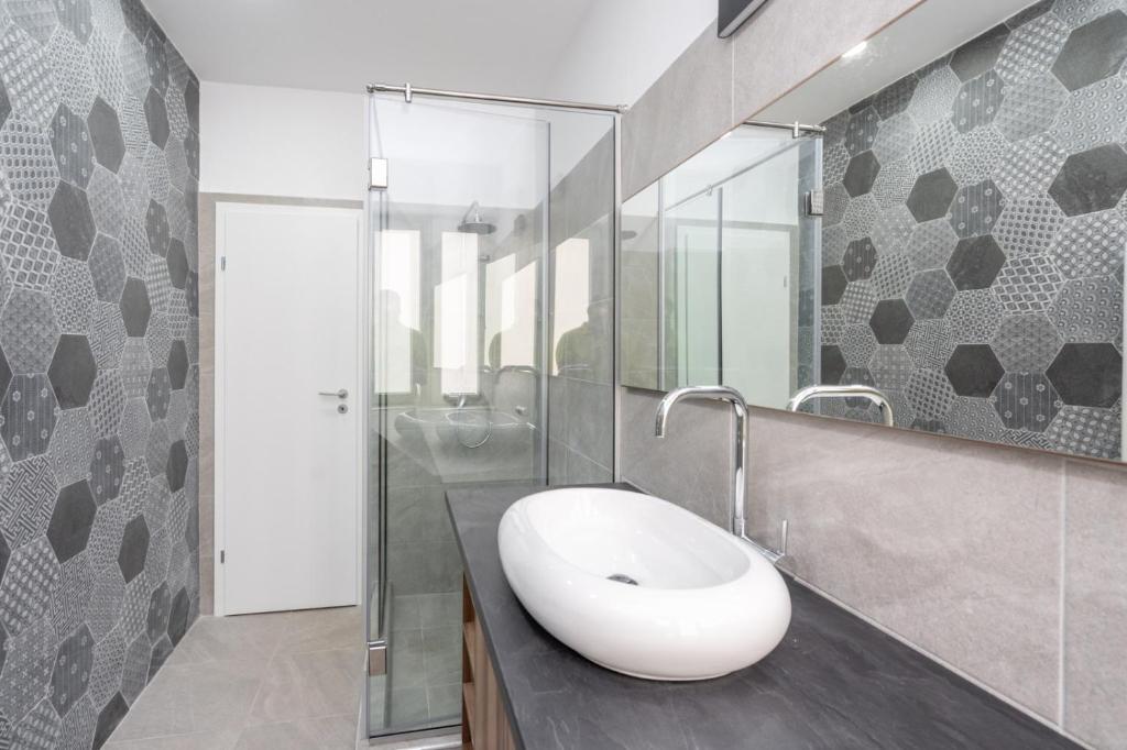 O baie la Gorgeous Apartament with View in Piata Universitatii